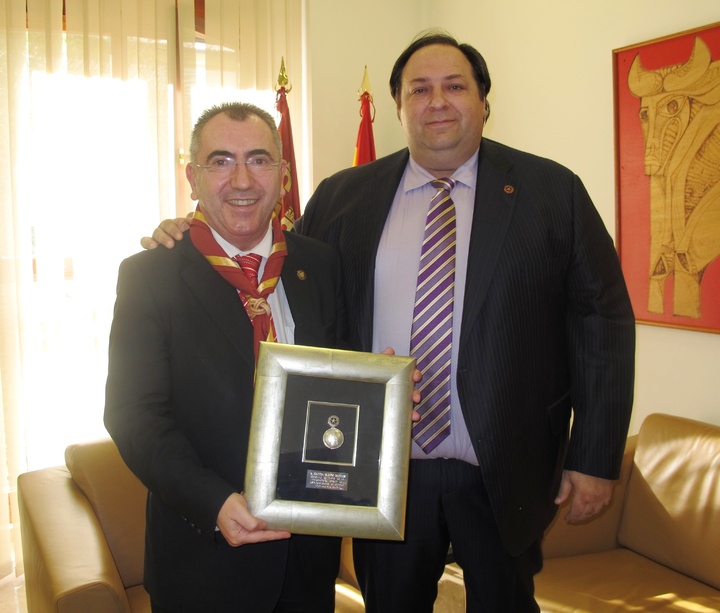 El consejero Manuel Campos recibe la Medalla de Plata de ASDE-Exploradores de Murcia (1)