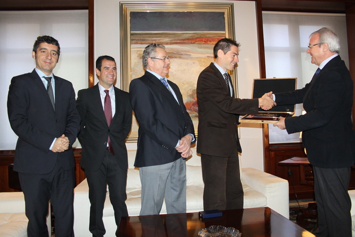 El jefe del Ejecutivo murciano recibe al jugador de fútbol sala Kike Boned, al que entrega una placa en reconocimiento a su trayectoria profesional en este deporte
