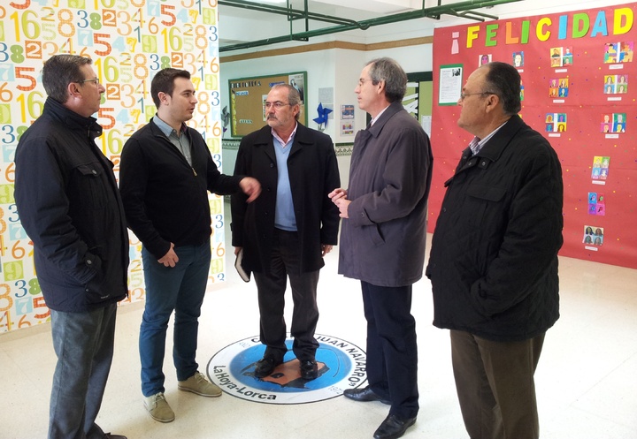 Imagen de la visita del secretario general de la Consejería de Educación, Universidades y Empleo, Manuel Marcos Sánchez, a las nuevas instalaciones del CEIP Juan Navarro