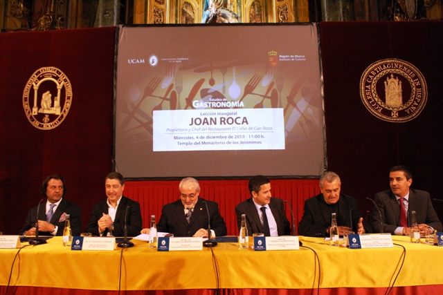 El director general del Instituto de Turismo, Enrique Ujaldón, y el presidente de la UCAM, José Luis Mendoza, participaron hoy en la inauguración del Grado en Gastronomía.