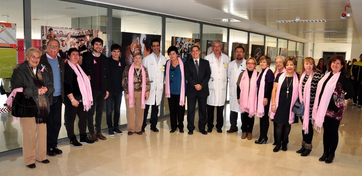 El director gerente de la Arrixaca inaugura la exposición itinerante 'Vive en Rosa' del grupo 'Mucho x Vivir'