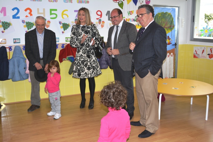 El consejero Pedro Antonio Sánchez y el alcalde de Molina, Eduardo Contreras, visitan la escuela infantil de El Llano de Molina