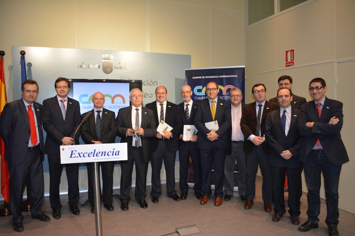 Imagen del equipo del Campus Mare Nostrum junto al consejero de Educación, Universidades y Empleo y los rectores de las universidades de Murcia y Cartagena