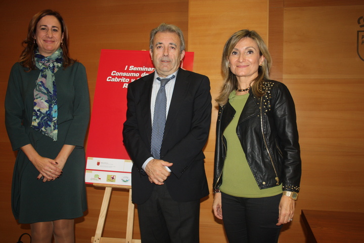 La directora general de Ganadería y Pesca, Carmen Teodora Morales (1i), el consejero de Agricultura y Agua, Antonio Cerdá, y la organizadora de la jornada, Carmen García.