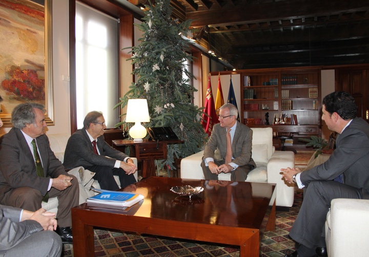 Valcárcel recibe al secretario general del lobby ferroviario Ferrmed, Joan Amorós.