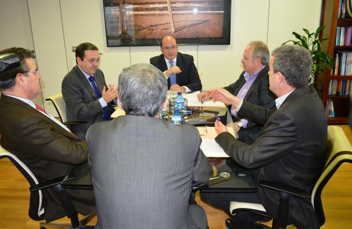 Imagen del consejero de Educación, Universidades y Empleo, junto al presidente de la CROEM y los secretarios generales de CC.OO y UGT