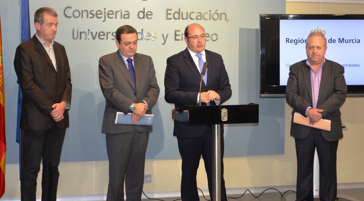 Imagen del consejero de Educación, Universidades y Empleo, junto al presidente de la CROEM y los secretarios generales de CC.OO y UGT.