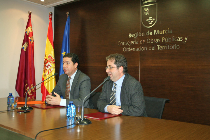 El consejero de Obras Públicas y Ordenación del Territorio, Antonio Sevilla, y el presidente de la Asociación Habito, Enrique Tonda, tras la firma de la adenda al convenio de colaboración para favorecer el acceso a la vivienda de colectivos sociales desfavorecidos
