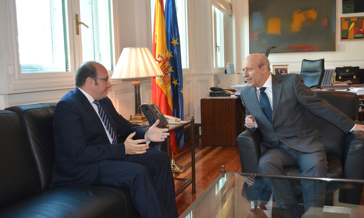 Imagen de la reunión entre el consejero de Educación, Universidades y Empleo, Pedro Antonio Sánchez y el ministro de Educación, Cultura y Deporte, José Ignacio Wert 3