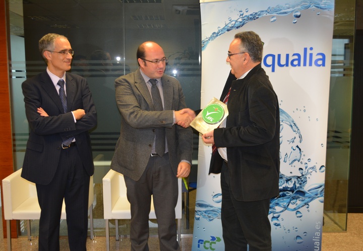 El consejero de Empleo, Pedro Antonio Sánchez, junto al director general de Trabajo, Fernando Vélez y el director de 'Aqualia' en Levante, Manuel Calatayud