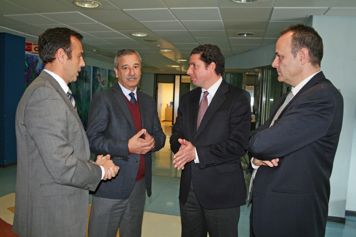 El director general de Hefame, Javier López, el presidente del Grupo Hefame, Carlos Coves, el consejero de Obras Públicas y Ordenación del Territorio, Antonio Sevilla, y el director general de la Empresa Logística, Francisco López, durante su visita a la sede social de la empresa.