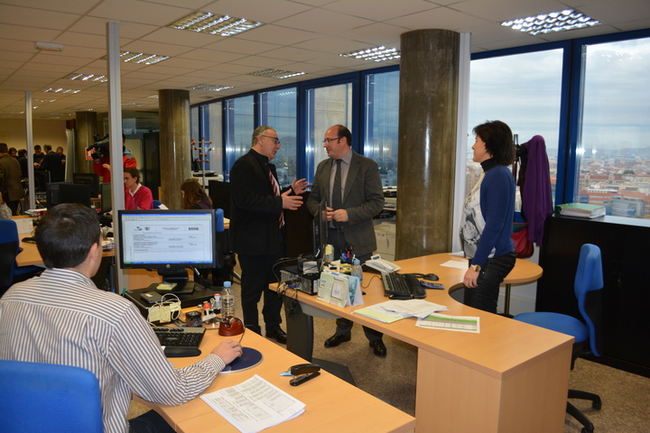 Pedro Antonio Sánchez durante su visita a las instalaciones de la empresa 'Aqualia'