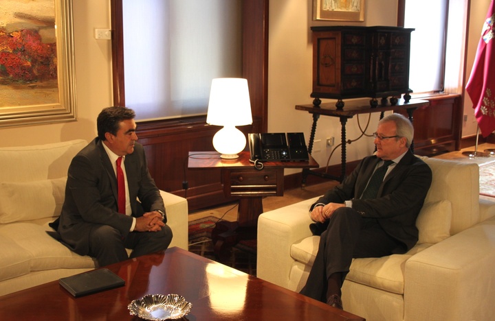 El presidente de la Comunidad recibe al alcalde de Calasparra