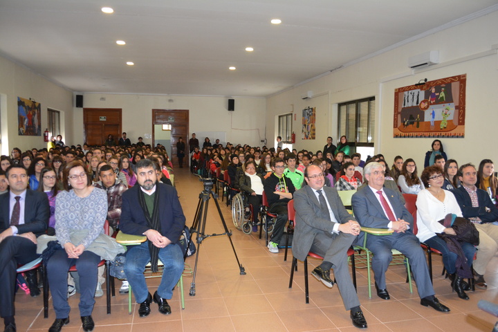 El consejero de Educación, Universidades y Empleo, Pedro Antonio Sánchez, durante su visita al laboratorio del IES Arzobispo Lozano