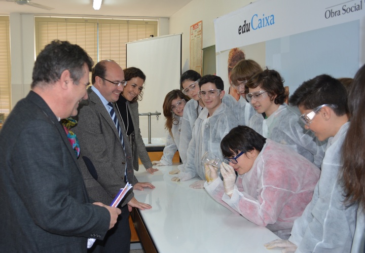 Pedro Antonio Sánchez junto a alumnos participantes en el Proyecto 'LABO CosmoCaixa'
