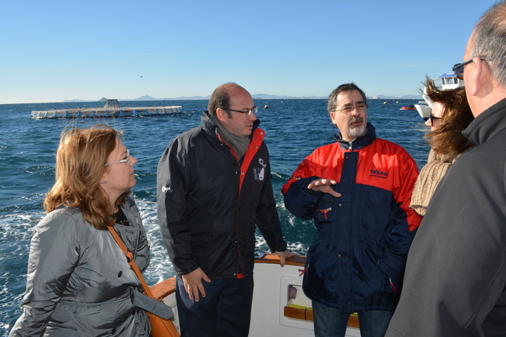 Imagen de la visita del consejero Pedro Antonio Sánchez al Polígono Acuícola de San Pedro del Pinatar