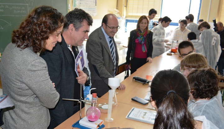Pedro Antonio Sánchez junto a alumnos participantes en el Proyecto 'LABO CosmoCaixa'