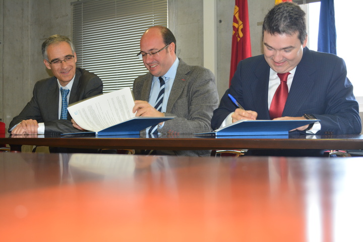 El consejero de Educación, Universidades y Empleo, Pedro Antonio Sánchez, firmó hoy un acuerdo de colaboración en materia de Responsabilidad Social Corporativa con la asociación Forética.