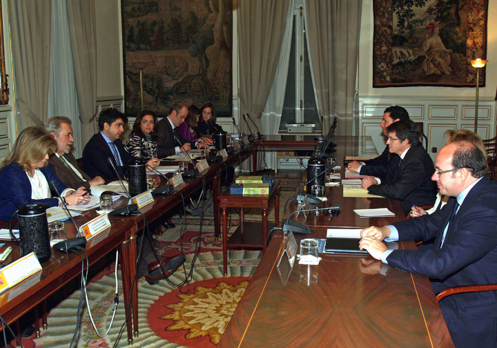 El secretario de Estado de Administraciones Públicas, Antonio Beteta, presidió la reunión sobre el 'Plan Lorca+' en la que participaron el consejero de Obras Públicas y Ordenación del Territorio, Antonio Sevilla, el consejero de Educación, Universidades y Empleo, Pedro Antonio Sánchez y el alcalde de Lorca, Francisco Jódar.