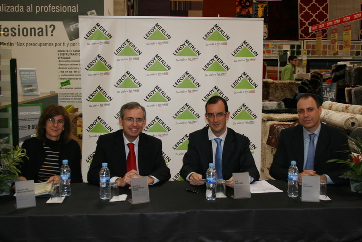 El secretario general de la Consejería firma el convenio de colaboración con el director de Leroy Merlín en la zona de Levante, Carlos Malo y el director de la tienda de Murcia, Raúl Avalos