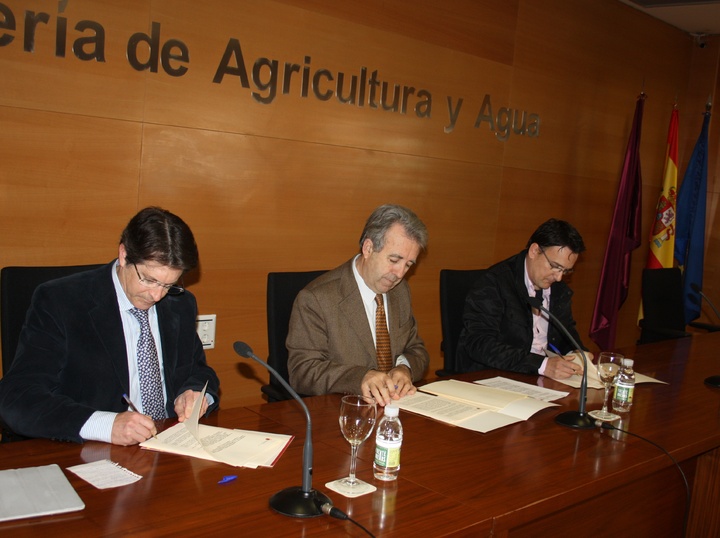 El alcalde de Lorca, Francisco Jódar, el consejero de Agricultura y Agua, Antonio Cerdá, y el presidente de 'Guadanatura', Luis Miguel Motos.