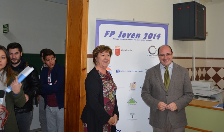 El consejero de Educación, Universidades y Empleo, Pedro Antonio Sánchez, y la alcaldesa de Cartagena, Pilar Barreiro, durante la inauguración de la Jornada 'FP Joven'