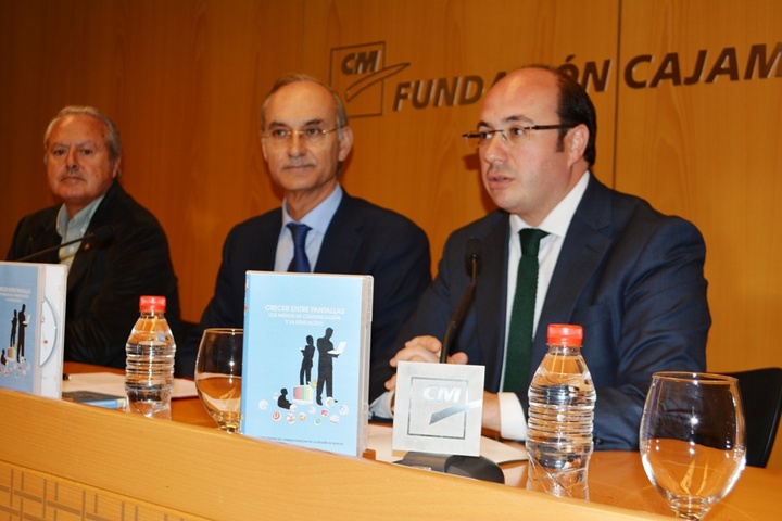 El consejero de Educación, Pedro Antonio Sánchez, junto al presidente del Consejo Escolar, Luis Navarro