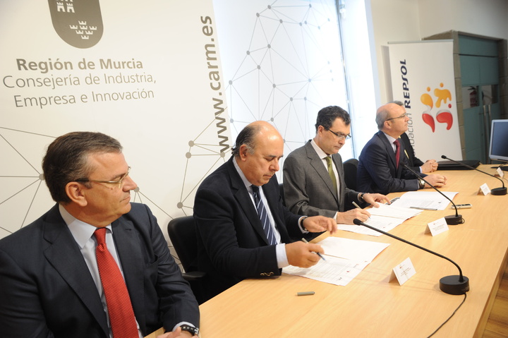 Firma convenio Fundación Repsol