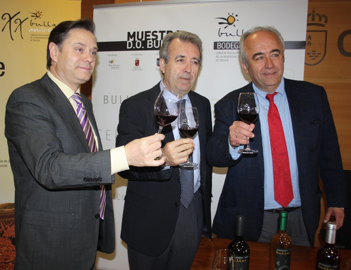 De izquierda a derecha, el alcalde de Bullas,Pedro Chico, el consejero de Agricultura y Agua,Antonio Cerdá, y el presidente del Consejo Regulador de la DO Bullas,Francisco Carreño.