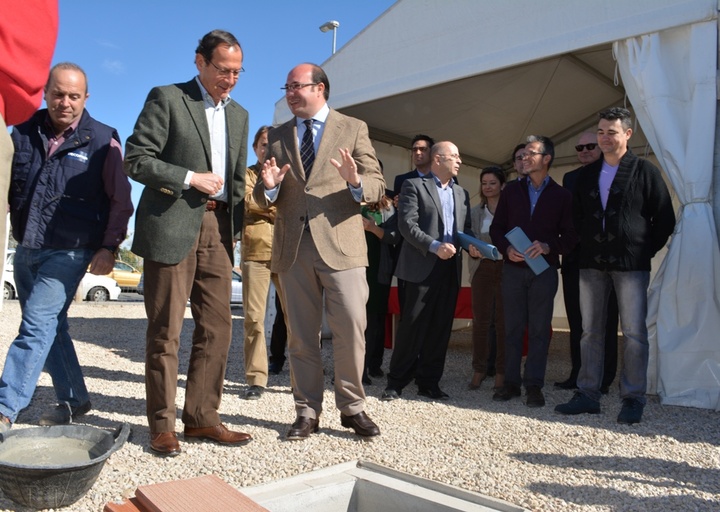 El consejero de Educación, Universidades y Empleo, Pedro Antonio Sánchez y el alcalde de Murcia, Miguel Ángel Cámara, ponen la primera piedra del nuevo CEIP Escuelas Nuevas de El Palmar