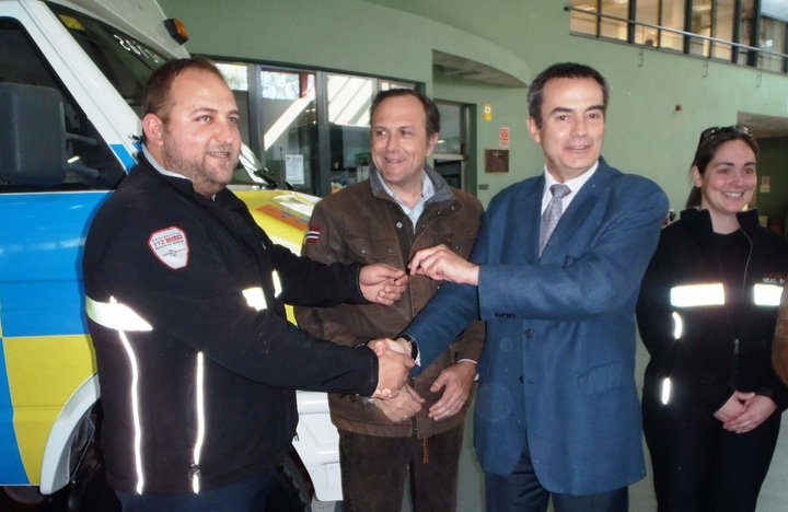 La Comunidad entrega un vehículo a la Unidad Canina de Salvamento