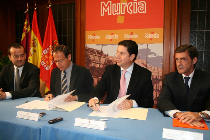 Firma del protocolo con el Ayuntamiento de Murcia para implantar el título de transporte compartido 2