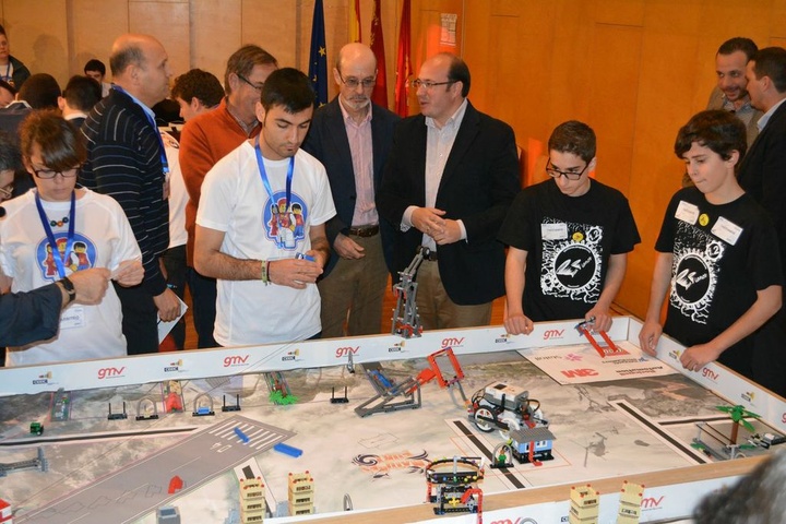 El consejero Pedro Antonio Sánchez en la 'First Lego League' (2)