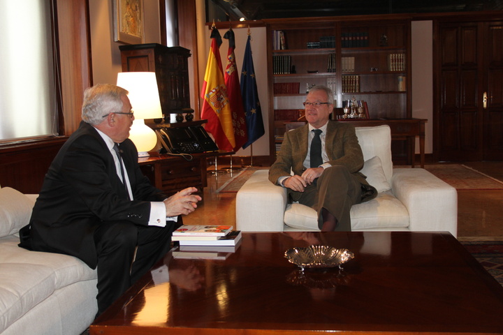 El presidente de la Comunidad, Ramón Luis Valcárcel, recibe al rector de la Universidad de Murcia, José Antonio Cobacho (2)