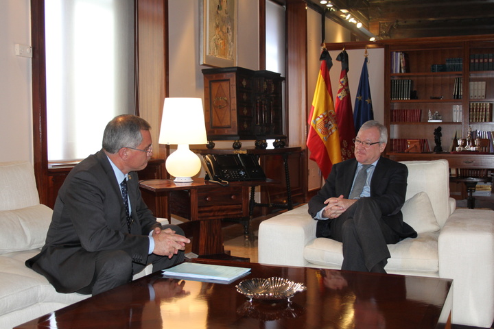 El presidente Valcárcel recibe al alcalde de Águilas, Bartolomé Hernández.