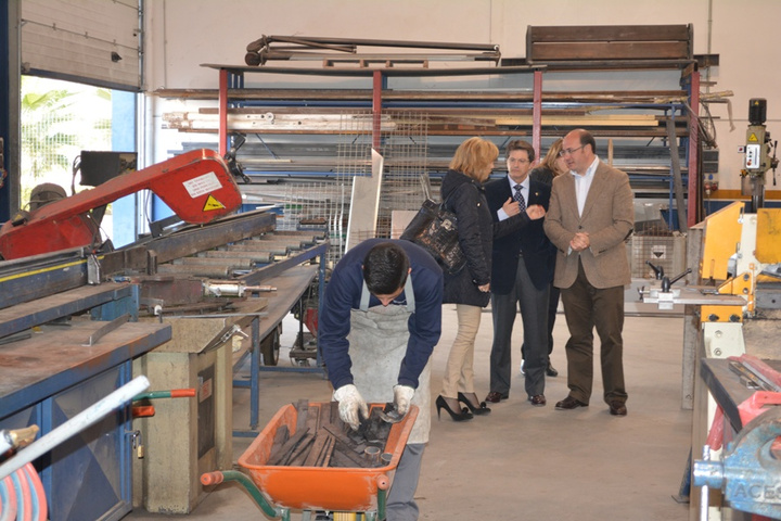 El consejero de Educación, Pedro Antonio Sánchez visita a los alumnos de los PCPI de Lorca