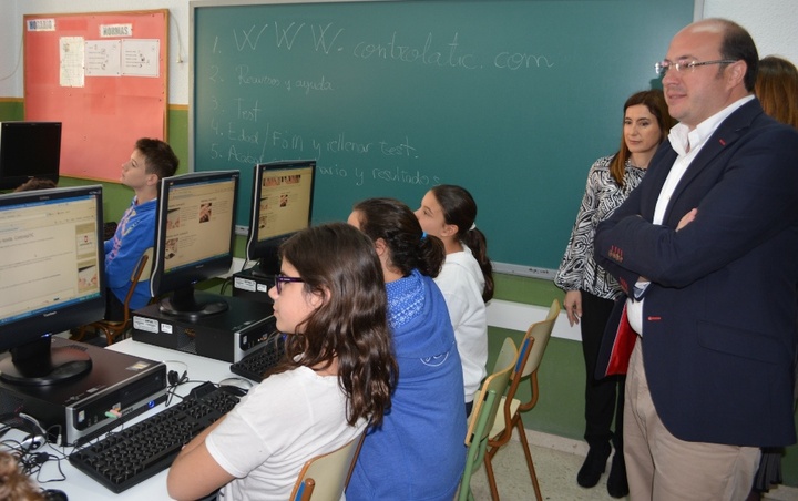 El consejero de Educación en un taller de la iniciativa 'Controla TIC' en el CEIP San PablO