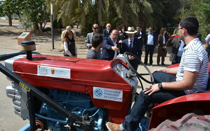 Imagen de uno de los prototipos del sistema antivuelco para tractores elaborado por la UPCT en colaboración con la Consejería