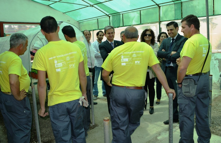 El director general del SEF, Alejandro Zamora, y el alcalde de Alguazas, José Antonio Fernández, dialogan con los participantes en el programa mixto de empleo y formación 'AgroSostenible'