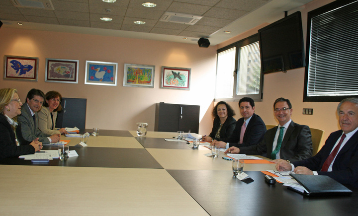 El consejero de Obras Públicas y Ordenación del Territorio, Antonio Sevilla, el delegado del Gobierno, Joaquín Bascuñana, y el alcalde de Lorca, Francisco Jódar, en la reunión de la Comisión Mixta de gestión de ayudas y seguimiento a los damnificados con motivo de los terremotos de Lorca.