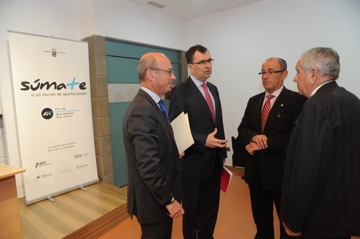 El consejero José Ballesta y el director del Info junto al presidente de la Cámara de Comercio, Industria y Navegación de Murcia, Pedro García-Balibrea, y el secretario del organismo cameral, Enrique Torres, que acudieron a la presentación del FIE 2014.
