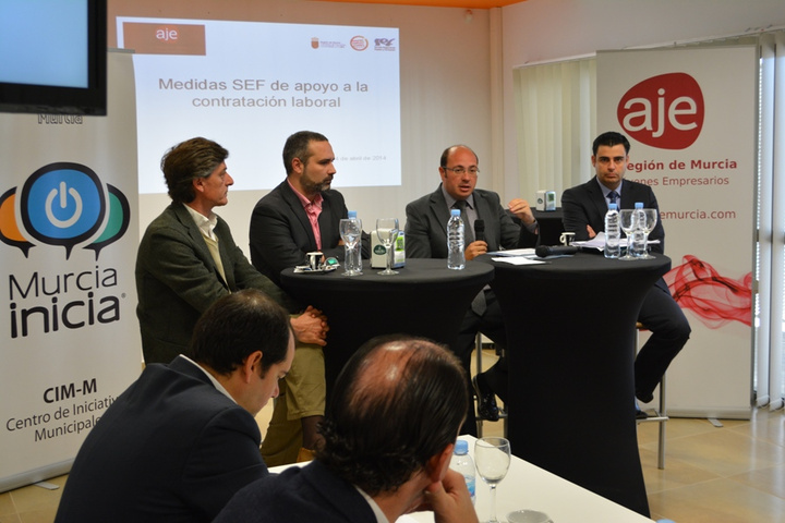 Pedro Antonio Sánchez participa en la iniciativa 'La Hora del Café', organizada por AJE