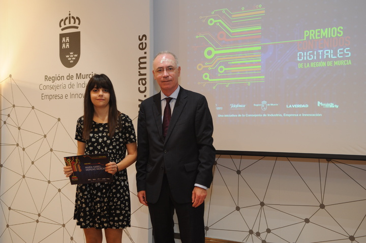 El secretario general de la Consejería de Industria, Empresa e Innovación, Antonio Navarro, entregó el galardón al ganador del primer premio en la categoría de vídeo-móvil a María Isabel Moreno por 'Setenta por ciento'.
