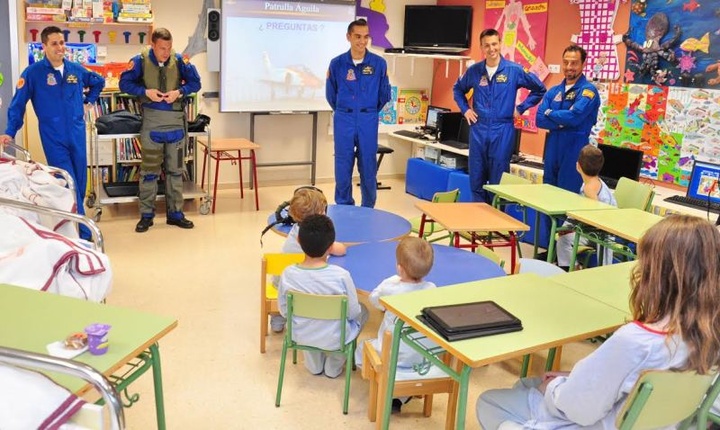 La Patrulla Águila visita las Aulas Hospitalarias del Hospital Clínico Universitario Virgen de la Arrixaca
