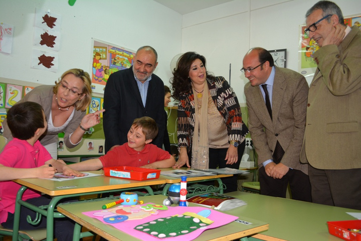 El consejero de Educación en funciones, el presidente de FEAPS y la directora del CEIP