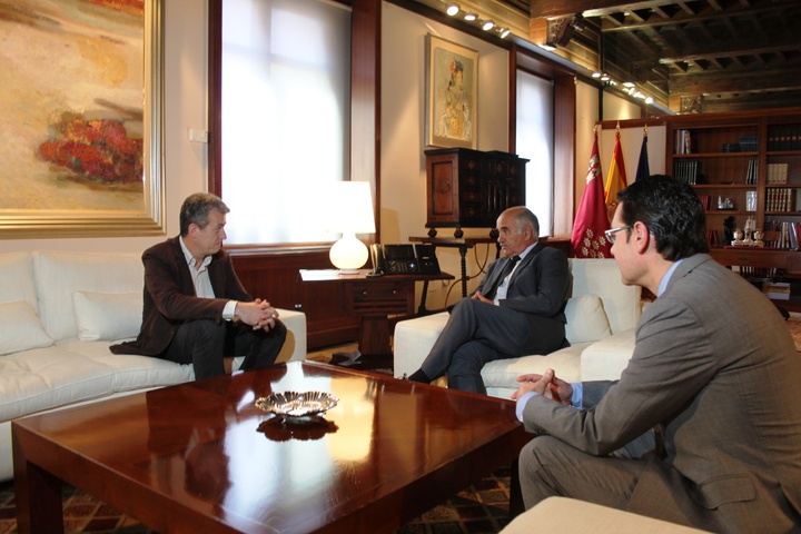 El presidente Alberto Garre recibe al secretario general del sindicato CCOO Región de Murcia, Daniel Bueno (2)