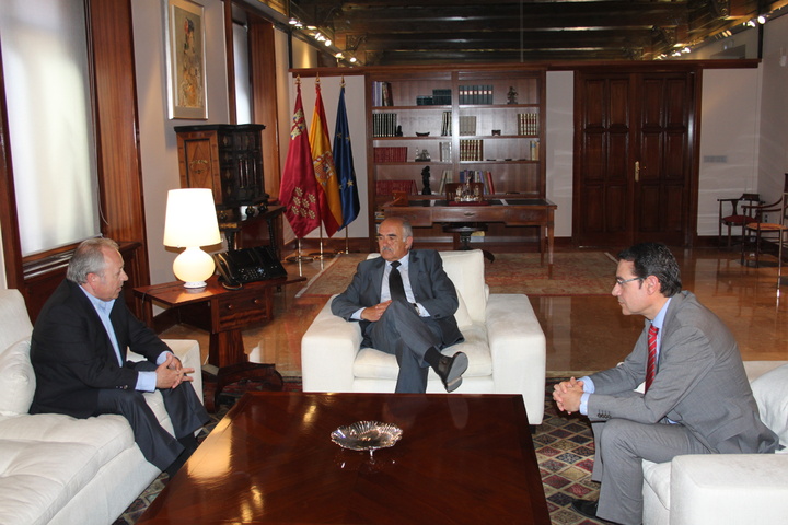 El jefe del Ejecutivo murciano recibe al secretario general del sindicato UGT Región de Murcia, Antonio Jiménez.