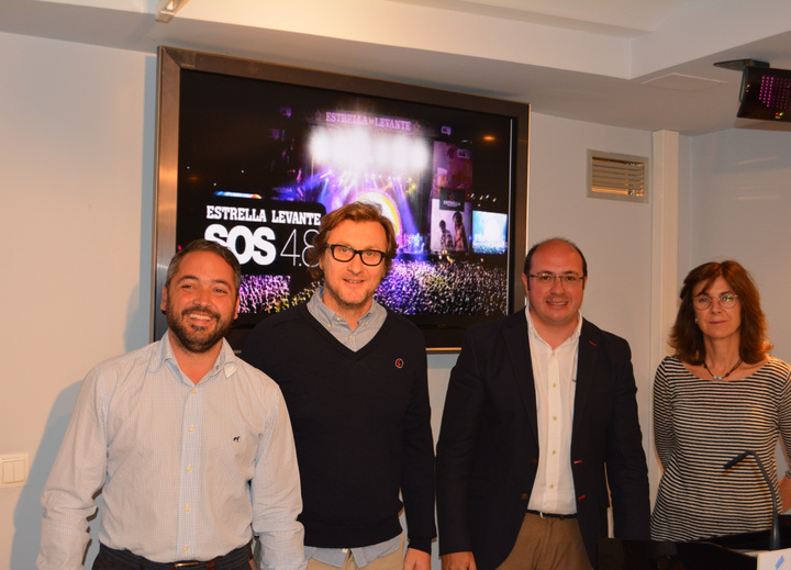 El consejero de Educación, Cultura y Universidades, Pedro Antonio Sánchez, junto a la directora general del Instituto de Industrias Culturales y Artísticas, Marta López-Briones, el concejal de Cultura de Murcia, Rafael Gómez, y el codirector del festival Estrella de Levante SOS 4.8, Roger Dedeu.
