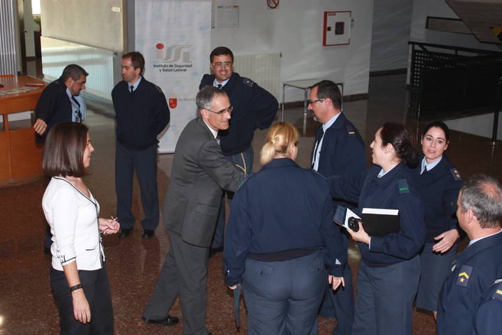 El director general de Trabajo, Fernando Vélez, durante la  Jornada de Puertas Abiertas del ISSL, en la que participó el Servicio de Prevención de la Base Aérea de Alcantarilla