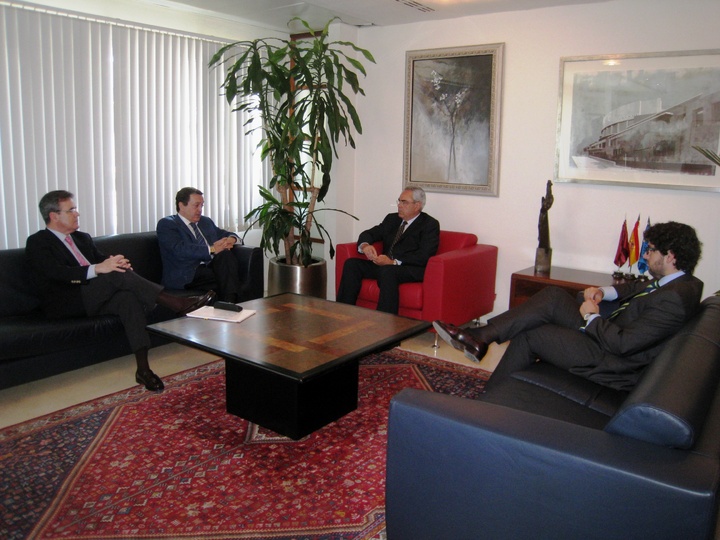 El consejero de Economía y Hacienda, Francisco Martínez Asensio, y el secretario general de la Consejería, Fernando López Miras con el presidente de Croem, José María Albarracín, y su secretario general, José Rosique/ 2